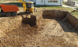 Рытье котлованов под фундамент в Минусинске – цена от 2571 руб. за м3 | 2Землекопа-Мнс